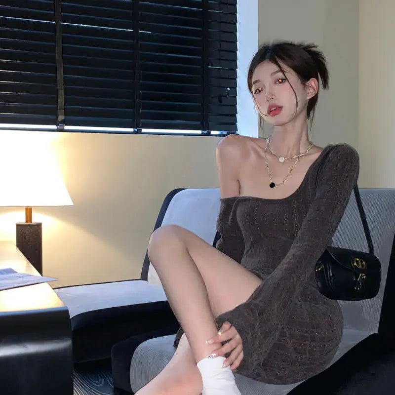 Dark Coffee Slim Fit Hip Dress Shows Thin Long Sleeves.