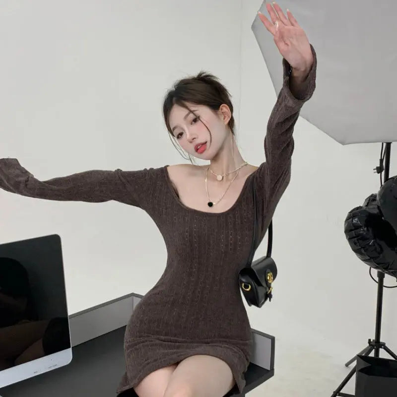 Dark Coffee Slim Fit Hip Dress Shows Thin Long Sleeves.