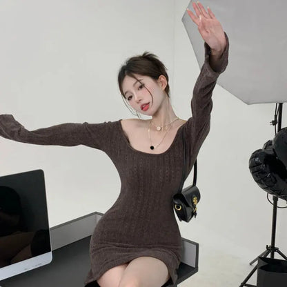 Dark Coffee Slim Fit Hip Dress Shows Thin Long Sleeves.